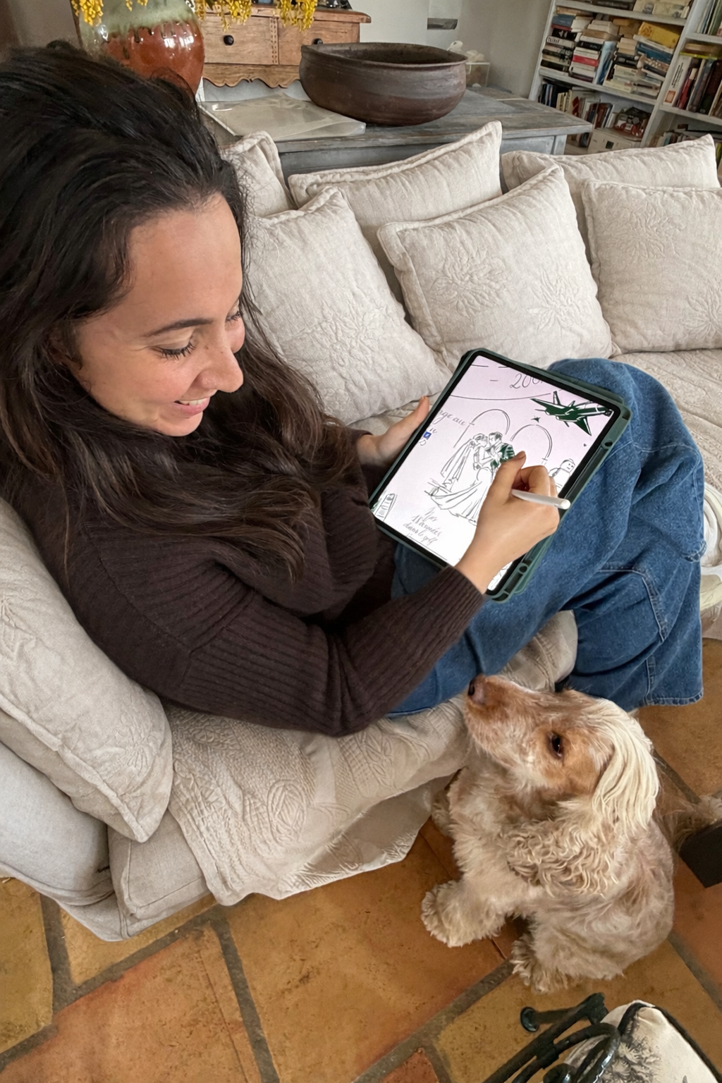 Laure tenant son illustration