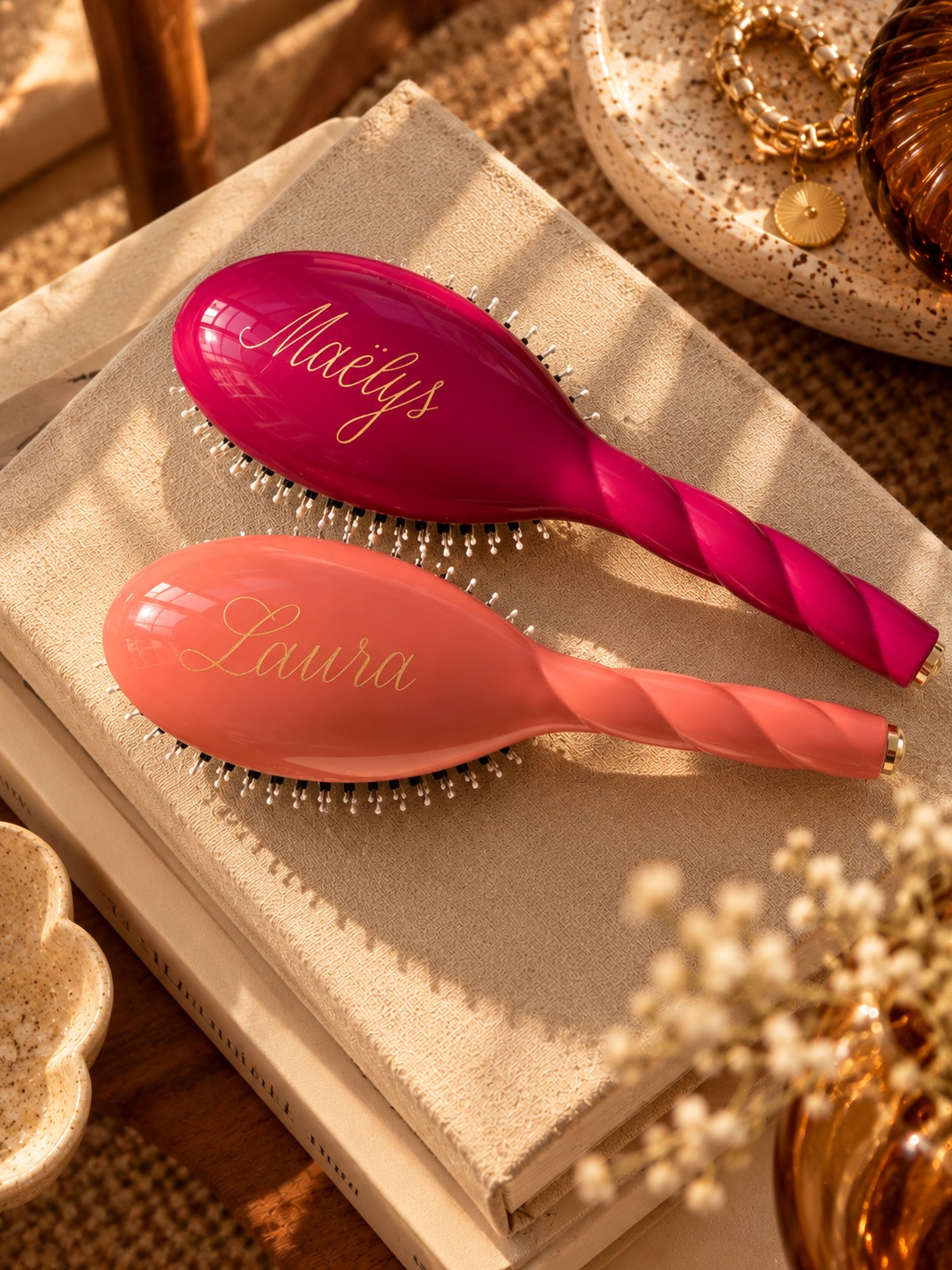 Brosses gravées et dorées